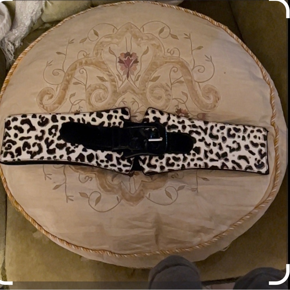 ISO WHITE HOUSE BLACK MARKET LEOPARD PRINT WAIST BELT